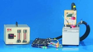 1  Hauptkomponenten des Okolab-Systems: Mikroskop-Inkubationskammer (Mitte), Lauda Ecoline Thermostat E 203 mit zusätzlichem Befeuchtungsmodul (rechts) sowie CO2-Steuerungseinheit (links). (Archiv: Vogel Business Media)