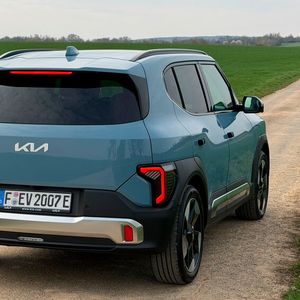 Die Standardversion verfügt über eine 42,2-kWh-Lithium-Eisenphosphat-Batterie (LFP), die 317 Kilometer WLTP-Reichweite bietet. Die Langstreckenversion schafft bis zu 453 Kilometer mit einem 61-kWh-Nickel-Mangan-Cobalt-Akku (NMC).(Bild:  Wehner - VCG)