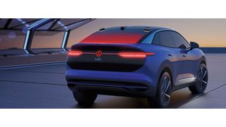 Die Lichtjalousie auf der Heckscheibe kann als dritte Bremsleuchte dienen. Je stärker der Fahrer bremst, desto weiter breitet sich das rote Licht von unten nach oben aus. (Volkswagen)