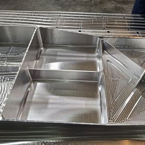 Die ins Aluminium gefrästen Taschen sind bis zu 137 mm tief und haben teilweise sehr dünne, mitunter auch schräge Wände. Rechte Winkel sind am gesamten Bauteil eher die Ausnahme. (Bild: Mapal)