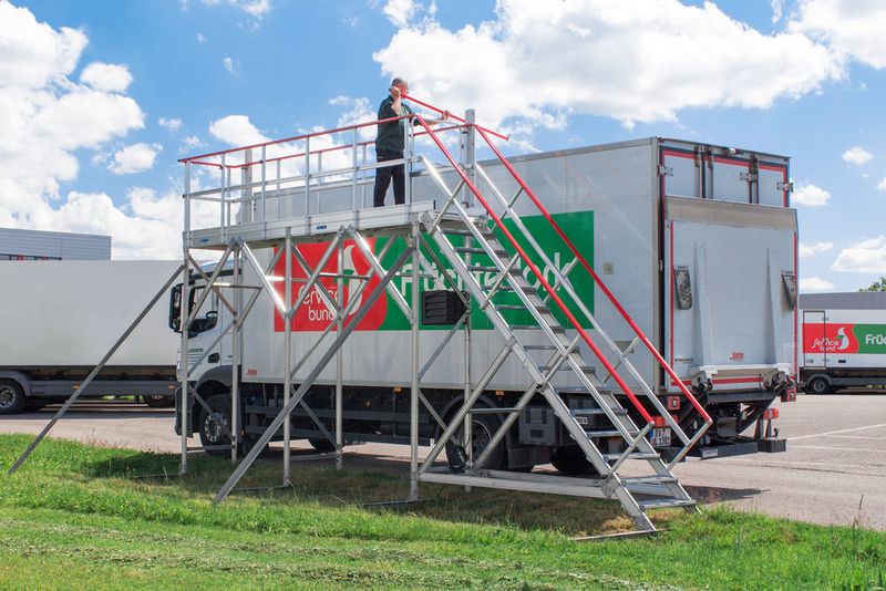 Auch ganzjährig bietet die Enteisungsbühne Hymer-ARCTICA Unterstützung bei der Reinigung, Wartung oder Instandhaltung von Fahrzeugen. (Hymer-Leichtmetallbau)