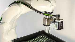 Präzises Greifen von Elektronikbauteilen: Ein Vision-Sensor liefert dem Roboter die horizontalen Koordinaten, ein Abstandssensor die zugehörige Höheninformation.  (Sensopart)