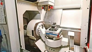 Blick in den Innenraum: Die gewichtskompensierte Z-Achse weist eine längungskompensierte Spindel und ausrichtbare KSS-Sprühdüsen auf. Der Dreh-Schwenktisch hat ein Nullpunktspannsystem. (Bild: Klaus Vollrath)