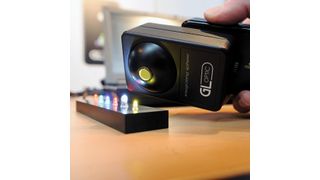 Parameter des Lichts: Das GL SPECTIS 1.0 Touch ist ein Spektrometer und misst Beleuchtungsstärke, Farbort,Farbtemperatur oder Farbwiedergabeindex (GL Optics)