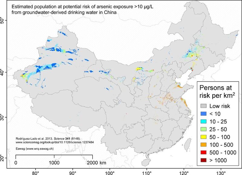 Karte der möglicherweise von zu hohen Arsenwerten im Wasser betroffenen Bevölkerung in China. Problematisch sind vor allem trockene Regionen, die für die Wasserversorgung zwingend auf Grundwasser angewiesen sind, sowie Risiko-Zonen mit hoher Bevölkerungsdichte. (Bild: Rodriguez-Lado et al./Eawag)