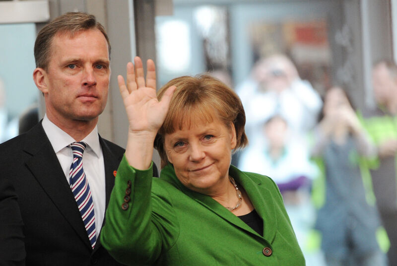 Bundeskanzlerin Dr. Angela Merkel und Messe-Vorstand Dr. Wolfram v. Fritsch verabschieden sich bis zum nächsten Jahr. (Archiv: Vogel Business Media)