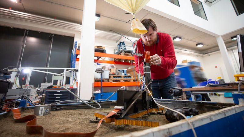 Über dem HP3-Experiment ist ein Ballon zu sehen, der das Experiment entlastet, um die verringerte Schwerkraft des Mars zu simulieren.  (Bild: DLR)