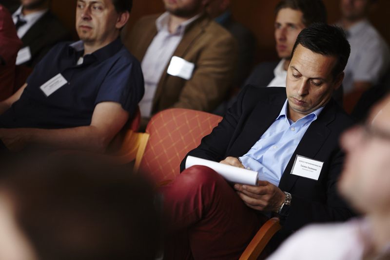 Torsten Oestmann vom Systemhaus Oestmann hörte nicht nur aufmerksam zu, sondern schrieb auch eifrig mit. (Bild: Acmeo)