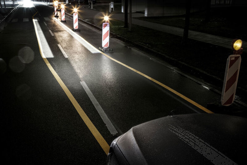 ... oder in engen Baustellendurchfahrten eine Lichtschiene, die dem Fahrer die Fahrzeugbreite anzeigt. (Daimler)