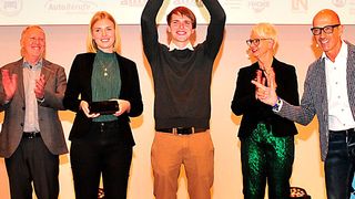 Die beiden Kunzmann-Azubis, Selina Klement und Luka Gossens, freuten sich sehr über den Sieg beim Autoberufe-Award. (Edgar Schmidt/»kfz-betrieb«)