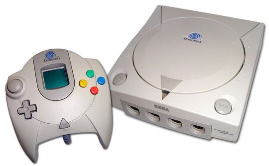Die Dreamcast und der dazugehörige, etwas klobige Controller. (Bild:   / CC0)