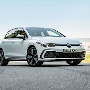 Der Teilzeitstromer kostet fast 42.000 Euro.(Bild:  VW)