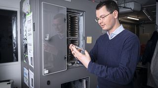 Sind Kristalle gewachsen oder nicht? Tobias Mühlethaler prüft in der Kristallproduktionsstätte des PSI seine Proteinlösungen. (Bild: Paul Scherrer Institut/Mahir Dzambegovic)