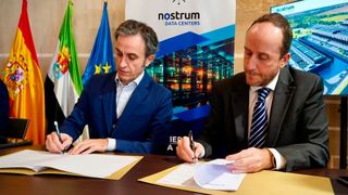 Gabriel Nebreda, CEO von Nostrum Group, und Javier Camy, Managing Director für Spanien bei AECOM, bei der feierlichen Vertragsunterzeichnung. (Bild: AECOM)