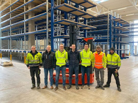 Zum Fototermin nach Projektabschluss trafen sich (v.l.): Erwin Kronthaler und Michael Zerbin (beide Dettendorfer), Sebastian Maurer (Beutlhauser), Maximilian Wenzke (Krones), Tobias Jahrstorfer (Beutlhauser), Raphael Haselsberger und Michael Maier (beide Dettendorfer).(Bild:  Beutlhauser)