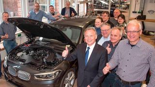 Die Lehrer und Ausbilder wurden am neuen Unterrichtsfahrzeug geschult. (Kreishandwerkerschaft)