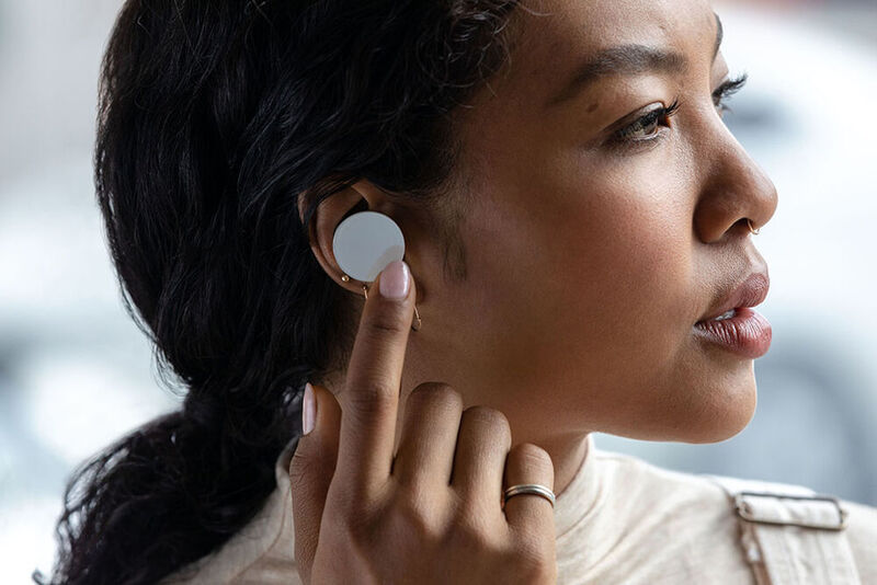 Mit den Surface Earbuds bringt Microsoft nun auch In-Ear-Kopfhörer. Sie lassen sich durch Berührungen der Oberfläche steuern.  (Microsoft)