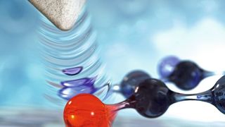 Die Spitze eines ultraschnellen Rastertunnelmikroskops (oben links) schwebt über einem molekularen Schalter (unten, verbundene rote und schwarze Kugeln). Ultraschnelle atomare Kräfte (Schockwellen) induzieren lebhafte Bewegungen eines bestimmten Atoms (rote Kugel) im Molekül, um seine Reaktivität auf ultraschnellen Zeitskalen zu steuern. (Brad Baxley (parttowhole.com))