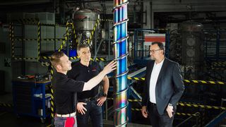 Von rechts: Wafo-Chef Andreas Wagner, Michael Bilo von Oerlikon Balzers und Sascha Jackes, Produktionsleiter im Oerlikon Balzers Kundenzentrum in Bergisch Gladbach. Sie begutachten eine ziemlich große, mit Balinit Croma Plus beschichtete Extruderschnecke.  (Bild: Oerlikon Balzers)