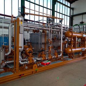 Auf der von Jebens gefertigten Grundplatte installiert die Gesellschaft für Oeltechnik alle für den Betrieb der Ölversorgungsanlage einer Raffinerie erforderlichen Komponenten.(Bild:  Gesellschaft für Oeltechnik)