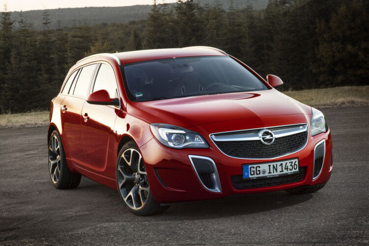 Opels Top-Modell in der Mittelklasse bekommt ein Lifting. Wie schon die Standardversion von Insignia-Limousine und -Kombi erhält die OPC-Ausführung eine schärfer gestaltete Front. (Foto: Opel)