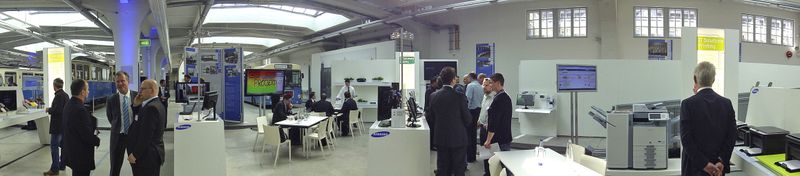 Samsung Mitarbeiter bereiten sich auf den Ansturm ihrer Partner vor (Archiv: Vogel Business Media)