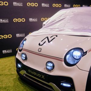 Neymar enthüllte gleich ein limitiertes Sondermodell, den „E Wave NJR“.(Bild:  E-Go)