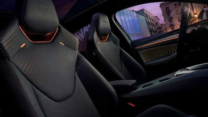 Unter anderem mit Sportsitzen betont der Raval seinen dynamischen Anspruch. (Bild: Cupra)