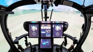 Augmented Reality im Cockpit: Sensoren an den Kufen des Hubschraubers erfassen zusätzliche Informationen und projizieren sie auf die Datenbrille des Piloten. (TUM, Viertler)