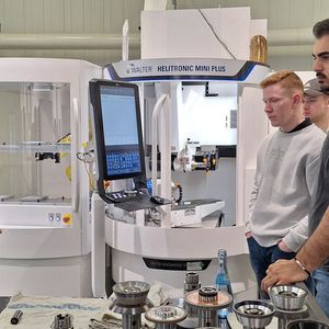 Application engineer Wolfgang  Rauhut took the finalists – Laurin Mink, Max Bergner, Arman Hamidi, and Fabio Schoppet – under his wing during the intensive training course at Walter Maschinenbau in Tübingen.  (Source:  KS Komm)