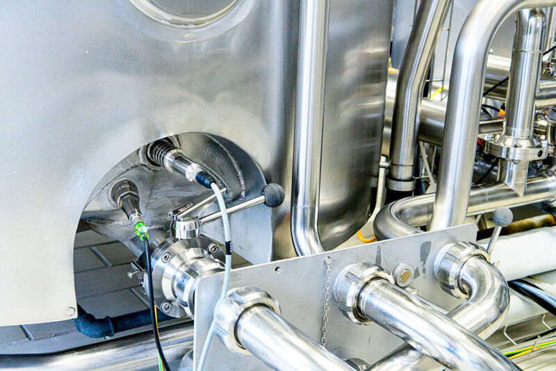 Der hygienegerechte Drucksensor PBMN Flush sowie der Füllstandsschalter Cleverlevel LBFS überwachen den Füllstand in den Mixtanks. (Baumer)