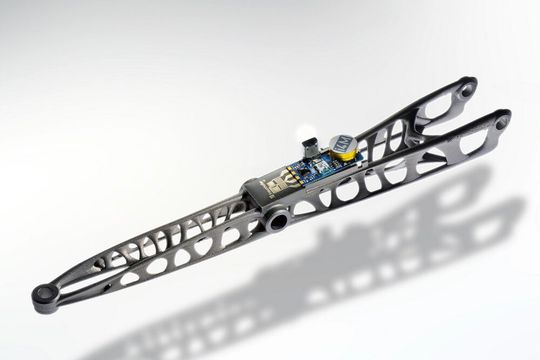 Der PKW-Querlenker mit aufgedrucktem Kraftsensor liefert zu jedem beliebigen Zeitpunkt die im Einsatz wirkenden Kräfte und registriert kleinste Risse, die auftreten, bevor ein Defekt entsteht.(Bild:  Fraunhofer ILT, Aachen)