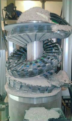 Bild 10: Die Drehkollektoren dieser Holzbearbeitungsmaschine waren in der Vergangenheit sehr störungsanfällig und mussten alle sechs Monate erneuert werden, weil die Elektro- und Hydraulikleitungen beschädigt waren. Durch den Einsatz eines twisterbandes (igus) werden die Leitungen während der Rotationsbewegung perfekt geführt. (Bild: Neo Sieges)