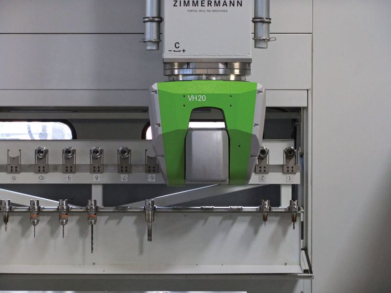 Bild 6: Der Fräskopf holt sich an der Wechselstation automatisch ein neues Werkzeug. (Bild: Zimmermann)