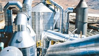 Schwefelsäureanlage: Schwefelsäure ist durch die extremen Säureeigenschaften und hohe freiwerdende Temperaturen ein in der Verarbeitung höchst anspruchsvoller Rohstoff. (Outotec)