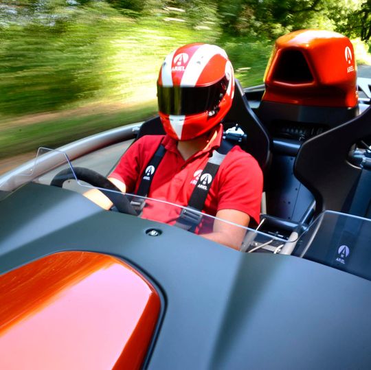 Außer dem Tankdeckel sowie dem Kupplungs- und Bremspedal ist alles an der vierten Generation des Ariel Atom neu.(Bild:  Ariel Motors)