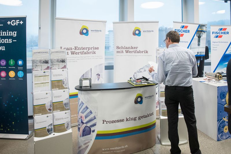 Der Kongress und die Tischmesse im Foyer boten einen angenehmen Rahmen für Gespräche und das Networking. (Thomas Entzeroth)