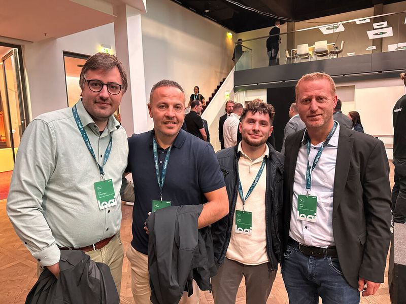 Das Ingram-Micro-Team mit (v. l.) Carl Schweigert, Emrrullah Sakarya und Atilla Girgin und Metin Uras (MR Datentechnik) ist nicht auf dem Oktoberfest, sondern in Frankfurt. (Bild: Vogel IT-Medien )