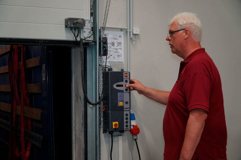 Der Ladebrücken-Vorschub kann über separate Bedientasten ein- und ausgefahren werden und so exakt auf der Ladefläche platziert werden. (Hörmann)