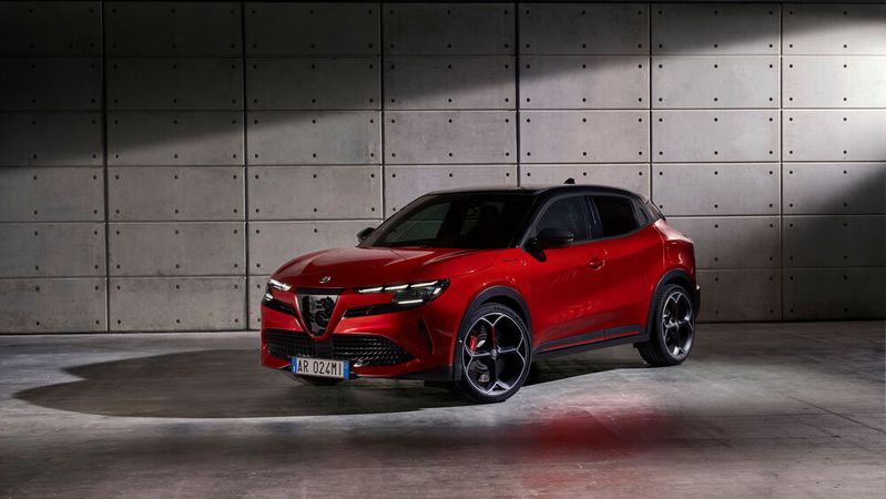 Das vierte Modell von Alfa Romeo ist das erste Elektroauto der Marke.(Bild:  Alfa Romeo)