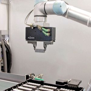 Bild 1: Hat der Elektrogreifer Werkstücke auf der Schiene zwischenplatziert, packt er die ganze Reihe und setzt sie in eine vorbereitete Versandpalette.