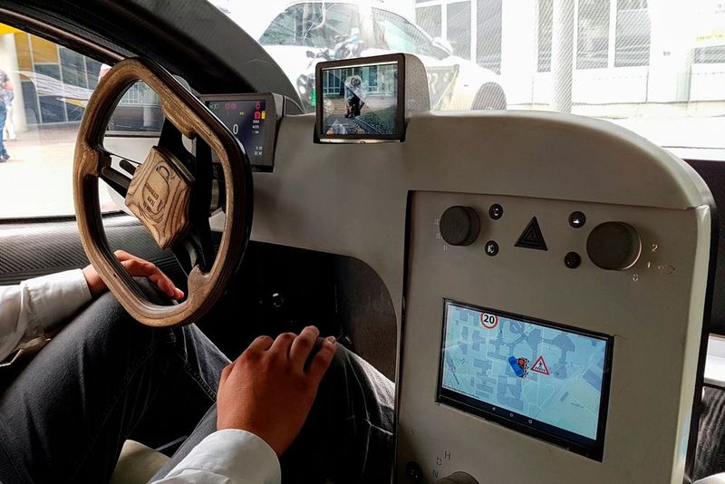 Nur 370 Kilo wiegt das Fahrzeug - da wird im Innenraum gespart, wo es geht. (Bild: SP-X/Peter Weißenberg)