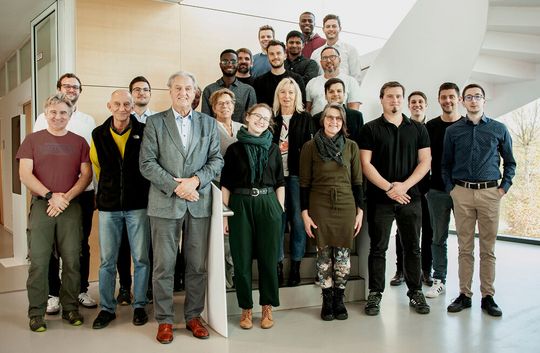 Prof. Dr.-Ing. Dieter Brüggemann, einer der Vordenker von Wärmespeichertechniken (dritter v.l. e.R.), und sein Team beim ZET (Centre for Energy Technology, Uni Bayreuth).(Bild:  Universität Bayreuth)