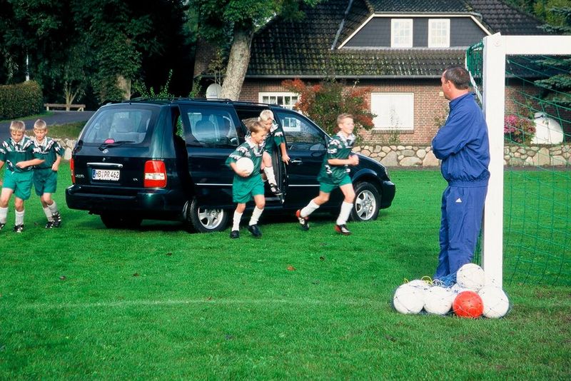 1999 startete Kia mit dem Carnival im Van-Segment. (Bild: Kia)