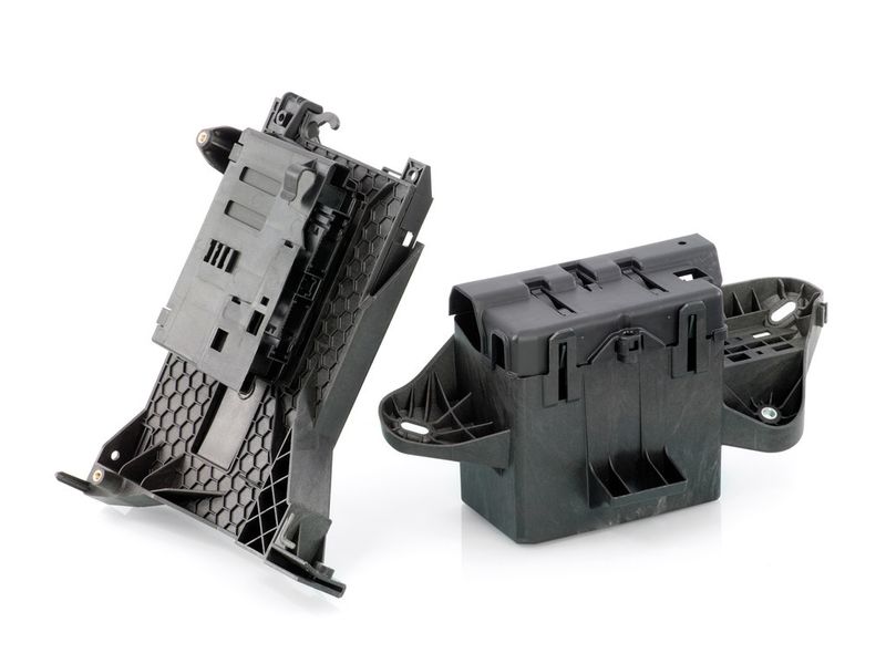 Das MuCell-Verfahren von Pöppelmann K-TECH bietet viele Vorteile für die Automobilindustrie: Egal ob bei Batterieboxen oder Befestigungssystemen, häufig können das Gewicht deutlich reduziert und Dichtevorteile erzielt werden. (Bild: Pöppelmann)