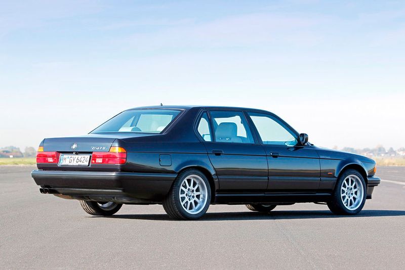 Der 750i und die (hier zu sehende) Langversion 750 iL hatten einen Zwölzylinder unter der Haube, wie es ihn in einer deutschen Limousine lange nicht gegeben hatte. (BMW)