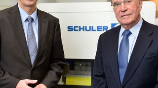 Joachim Beyer (links), Chief Technologie Officer der Schuler AG, übernimmt den Vorsitz des Louis Schuler Fonds von Rolf Kellenbenz. (Bild: Schuler)