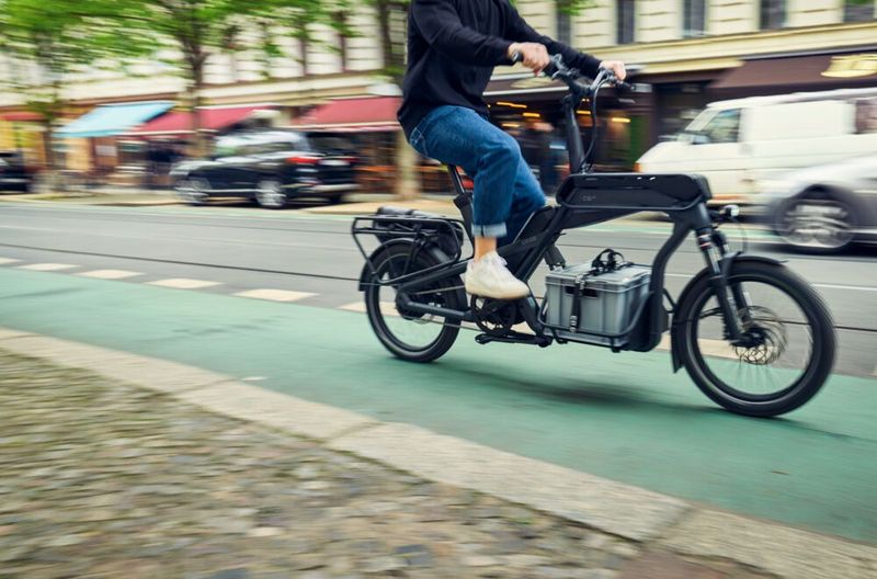 Das vollausgestattete City Utility Vehicle CS200 kommt serienmäßig mit dem Triple Load Space (Center, Front und Rear Rack), Enviolo Nabenschaltung mit Gates Riemen, Bosch Kiox Display und einem Abus Schloss.  (Bild:  Ca Go Bike GmbH)