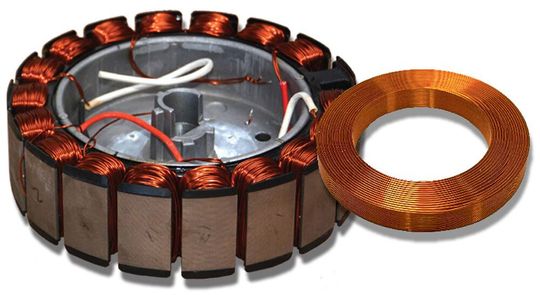 Im Gegensatz zu einer traditionellen Motorwicklung (links) wird die magnetisch leitende Eisenkonstruktion bei TFM um die Wicklungsspulen (rechts) gebaut. Im Gegensatz zu einer traditionellen Motorwicklung (links) wird die magnetisch leitende Eisenkonstruktion bei TFM um die Wicklungsspulen (rechts) gebaut.