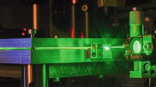 Leistungsstarke, ultrakurze Laserpulse: Forscher haben die sogenannten Mamyshev-Oszillatoren erstmals umfassend experimentell untersucht. (Bild: IEEE Photonics Society)